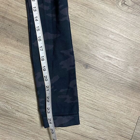SPANX | Black Camo Seamless Leggings Size Small - Picture 10 of 10